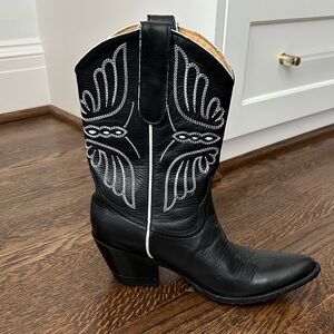 Idyllwind Black Heeled Boots with White Stitching